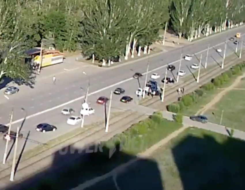 Автомобилист устроил ДТП со стоявшими в аварии машинами в Волжском