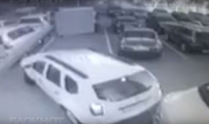 В Волгограде застрявший на парковке водитель-неумеха протаранил Mercedes