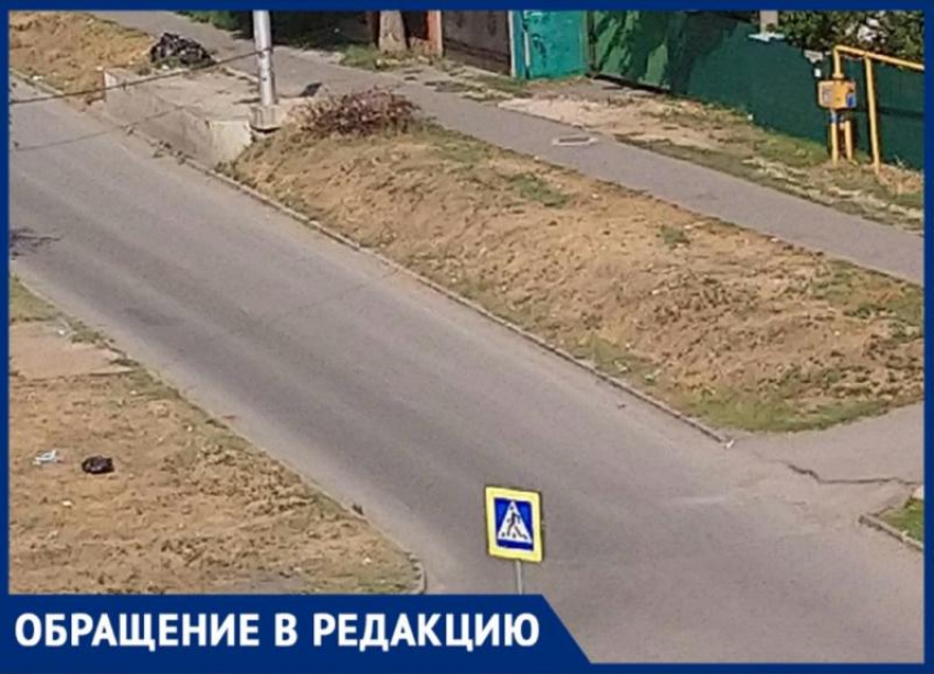 Целая улица завалена бутылками в Волжском 