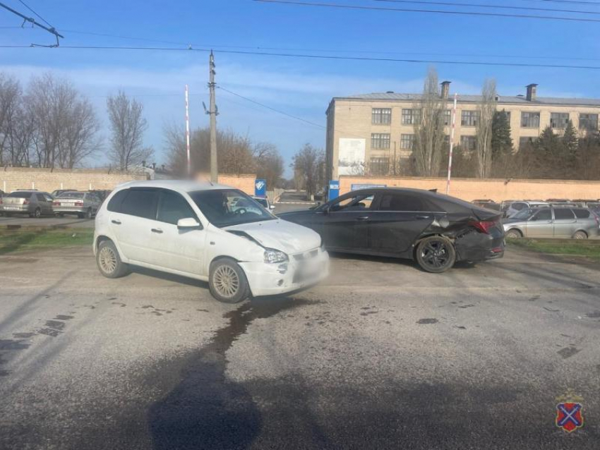 Столкновение двух машин произошло в Волжском: есть пострадавшие