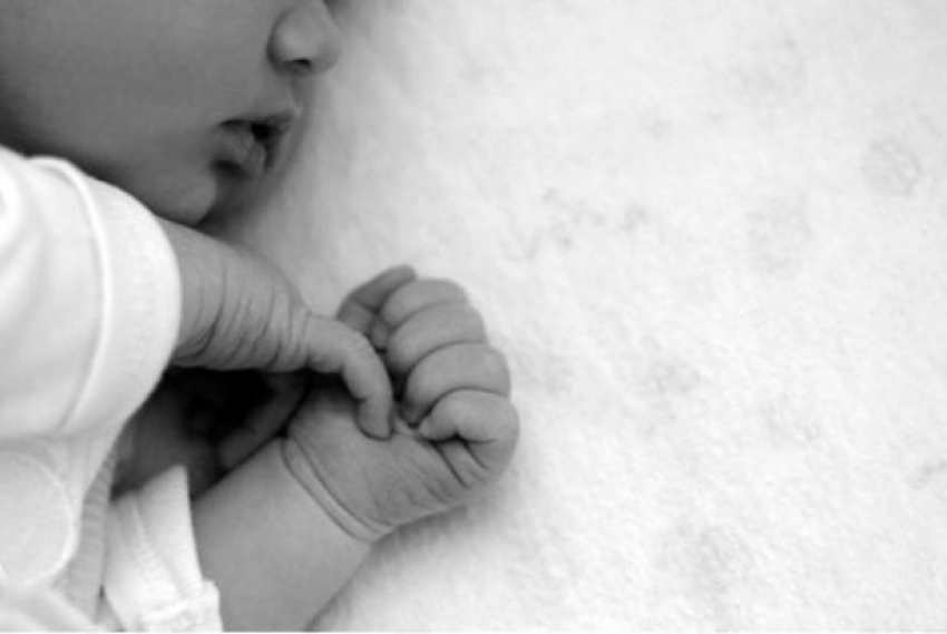 В смерти 3-месячной девочки из Фролово подозревают ее мать