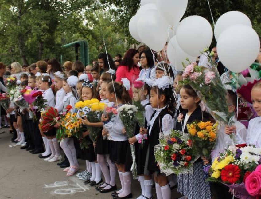 На торжественной линейке в школе «Зеленый  шум» Волжского ряды учеников пополнили 116 первоклассников 