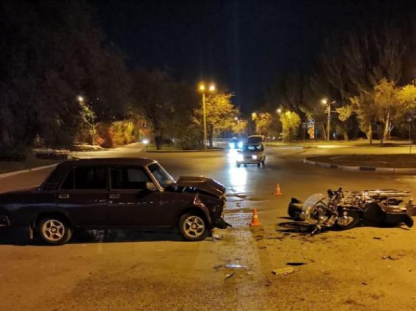 Несовершеннолетнюю девушку и мотоциклиста сбили на дорогах Волжского