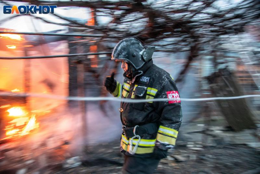 В Волжском огонь охватил комнату в 5-этажном доме