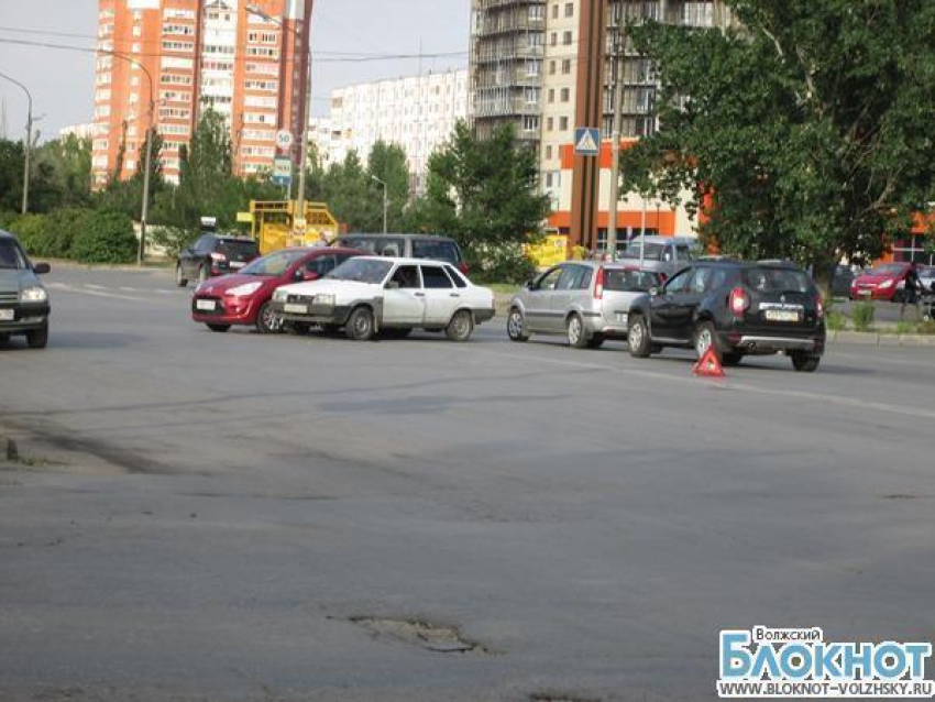 В Волжском на дороге пострадало два пешехода в том числе ребенок