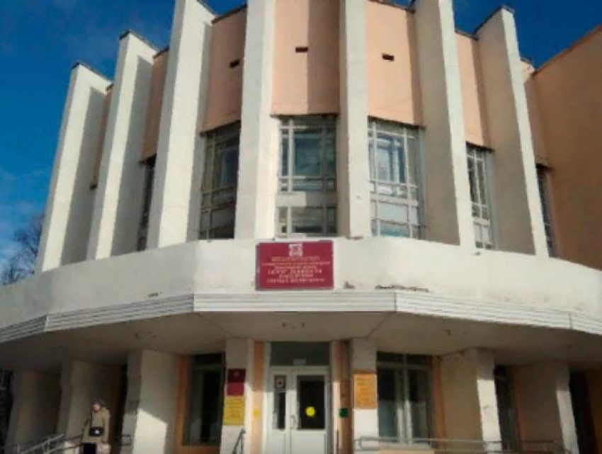 Полмиллиона сэкономит бюджет на окнах для Центра занятости в Волжском
