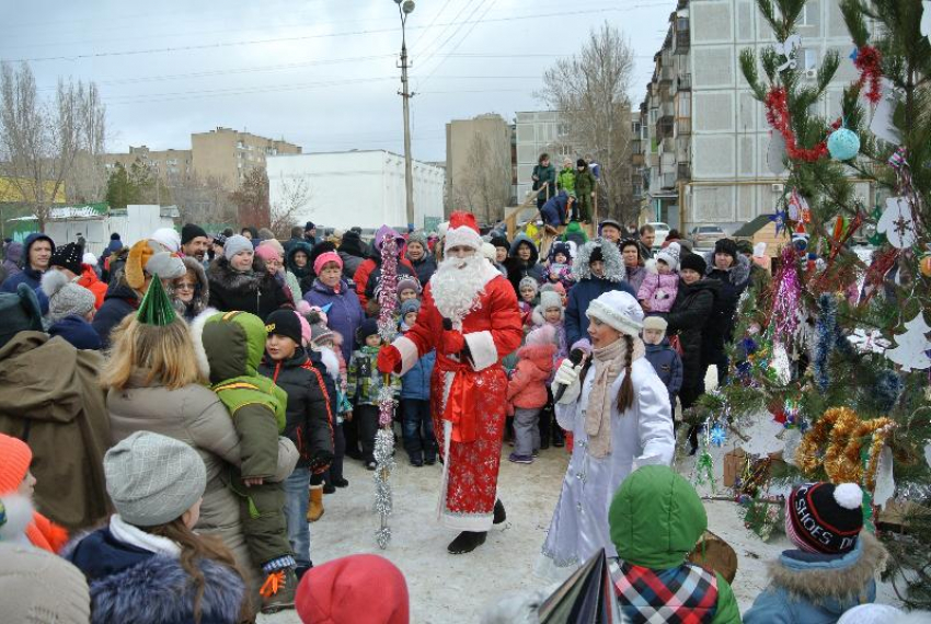 В Волжском пройдут дворовые елки: адреса