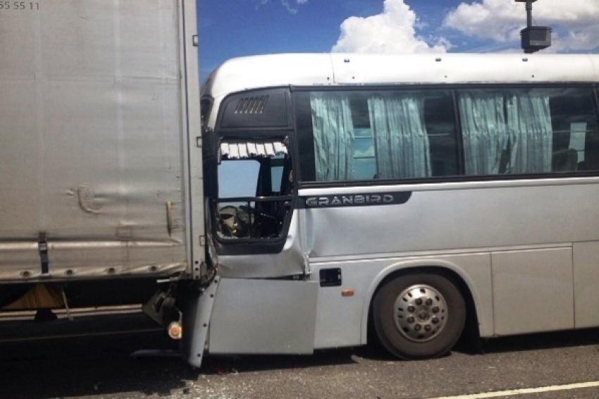Автобус с юными футболистами из Волжского протаранил грузовик по дороге на соревнования