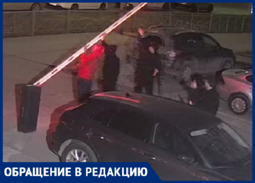 «Ловкость рук и никакой логики»: в Волжском молодые люди предпочли сломать шлагбаум, чем сделать два шага в сторону по пешеходной дорожке