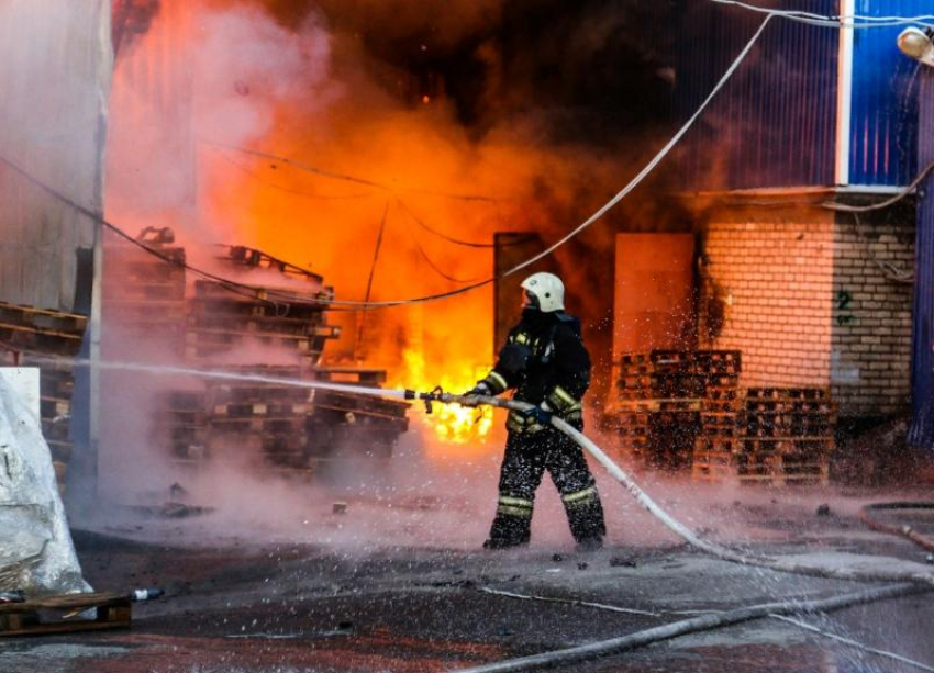 В Волжском на мясокомбинате произошел пожар