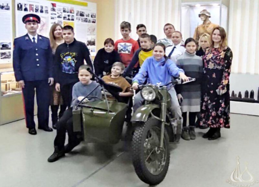 Воспитанников воскресной школы в Волжском пригласили на урок истории к ветеранам