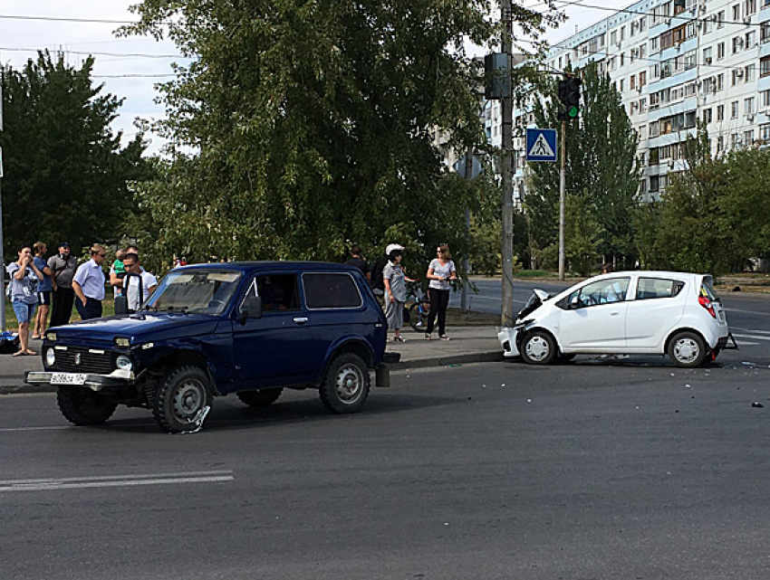 Брутальный владелец внедорожника встретился с хрупкой автоледи на малолитражке в Волжском