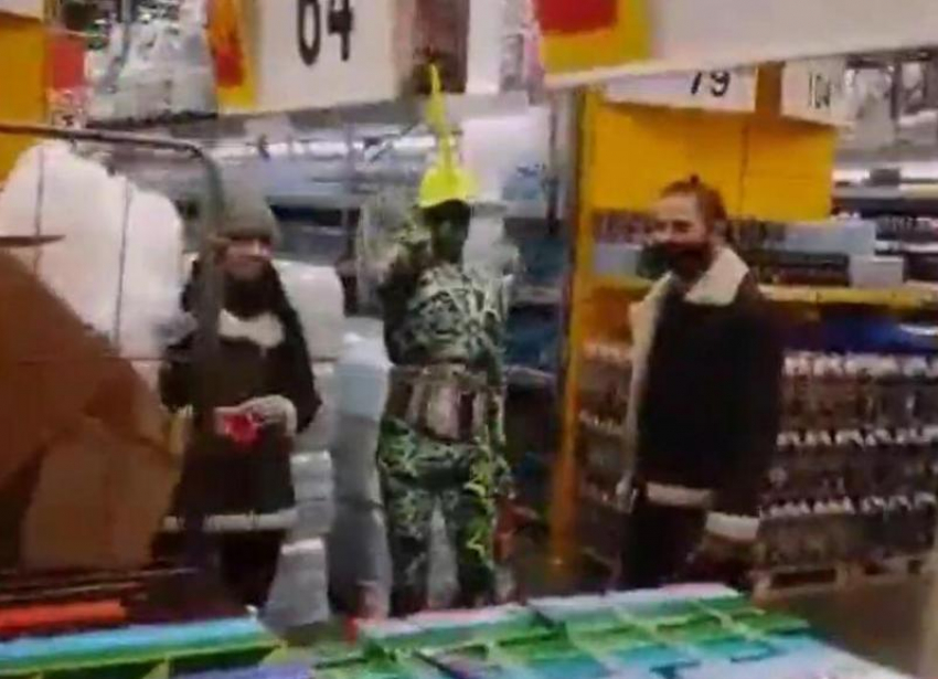 Эпатажного покупателя в ярком костюме с ирокезом заметили в магазине Волжского