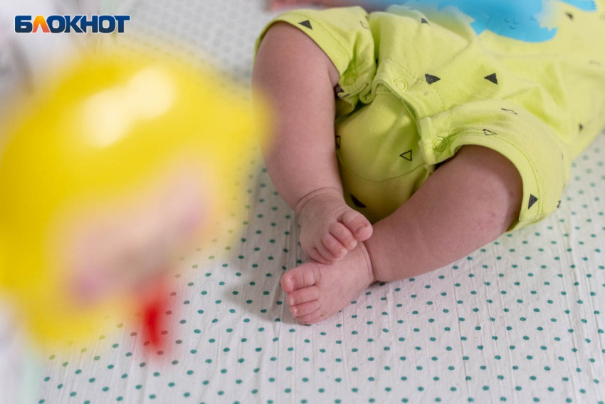 В Волгограде мать избивала и оставляла 4 детей без присмотра: завершено расследование