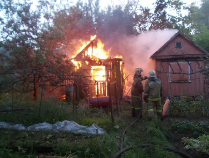 Три дачных дома горели разом 