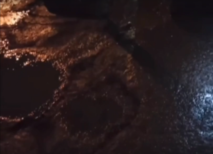 Огромные ямы с водой мешают заносить пациентов в больницу в Волжском: видео