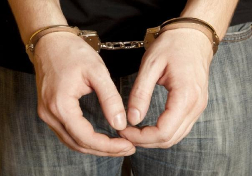 Беглого преступника задержали в одном из дворов Волжского 