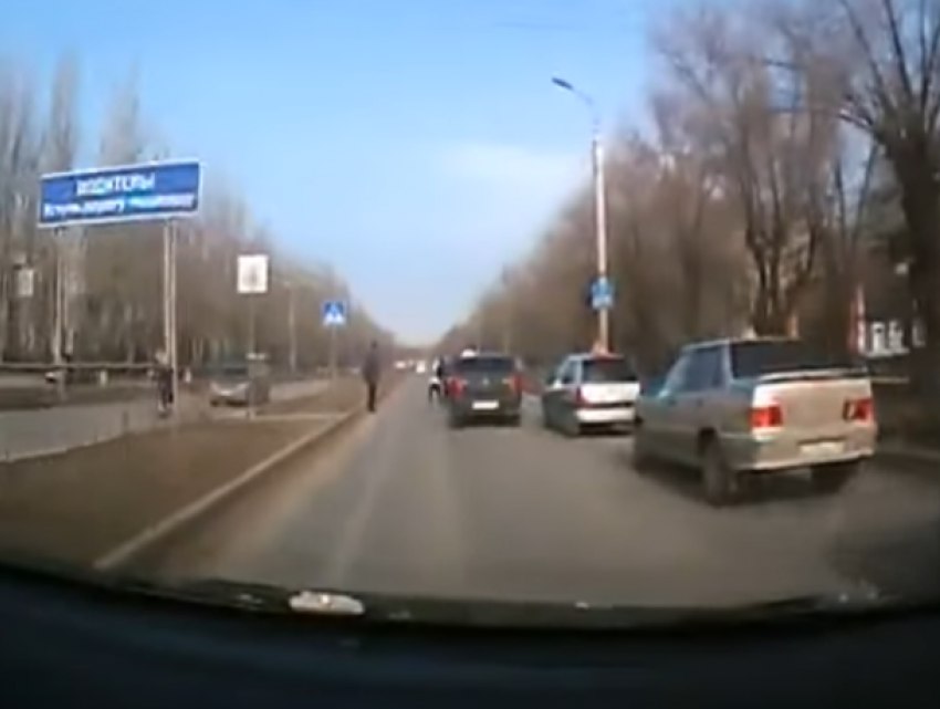В Волжском лихой таксист промчал через «зебру", на которой были дети