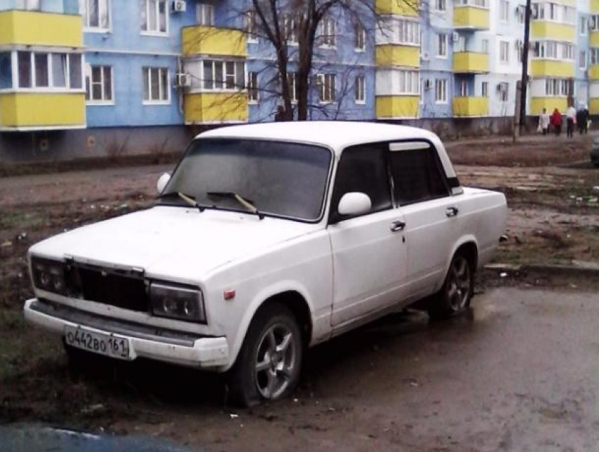 Брошенный «жигуленок» занял парковочное место у жилого дома в Волжском