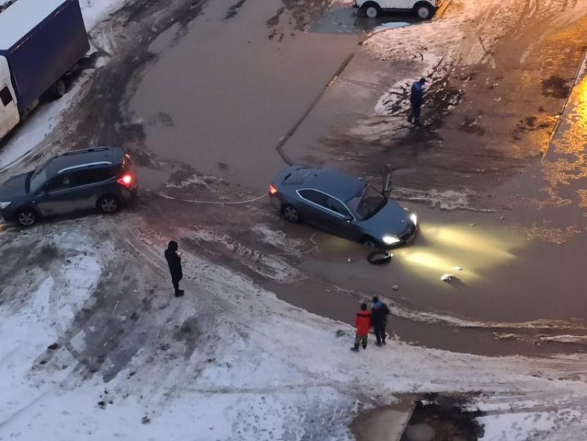 Машина утонула на дороге в Волжском