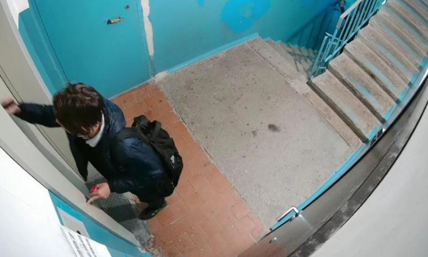 12-летние подростки изрисовали подъезд в Волжском: школьников поймала полиция