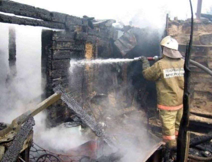 В пожарах в Волжском пострадали дачный дом и мусорный контейнер