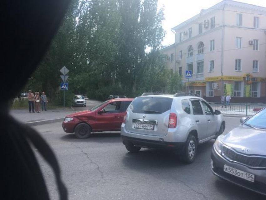Две иномарки столкнулись на перекрестке «смерти» в Волжском