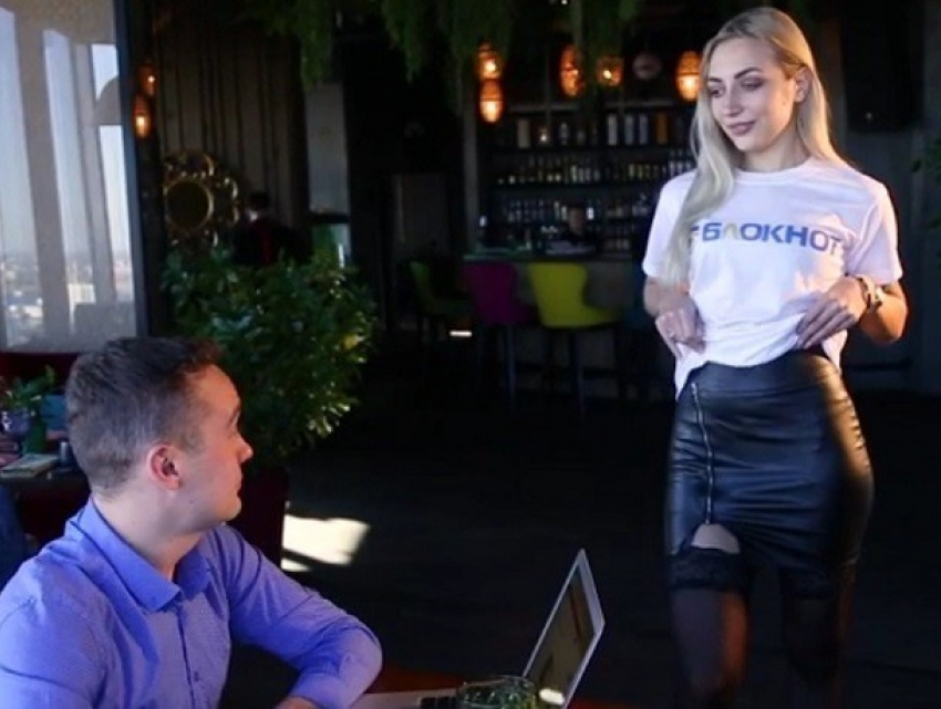 Познавательный стриптиз устроила блондинка