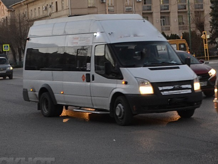 Междугородняя маршрутка на ходу потеряла пассажира в Волжском