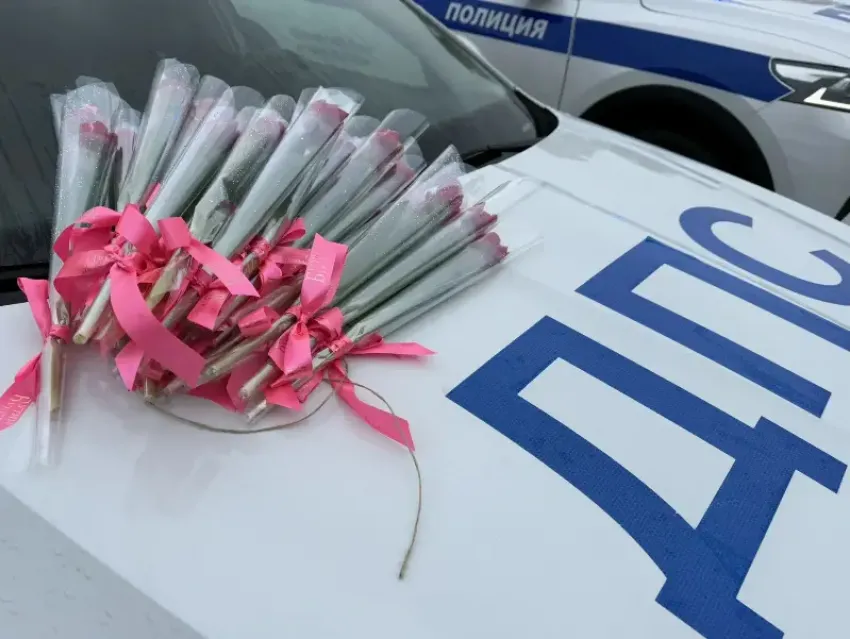 В Волжском инспекторы ГИБДД превратили проверку на дорогах в праздник: автоледи дарили тюльпаны вместо штрафов