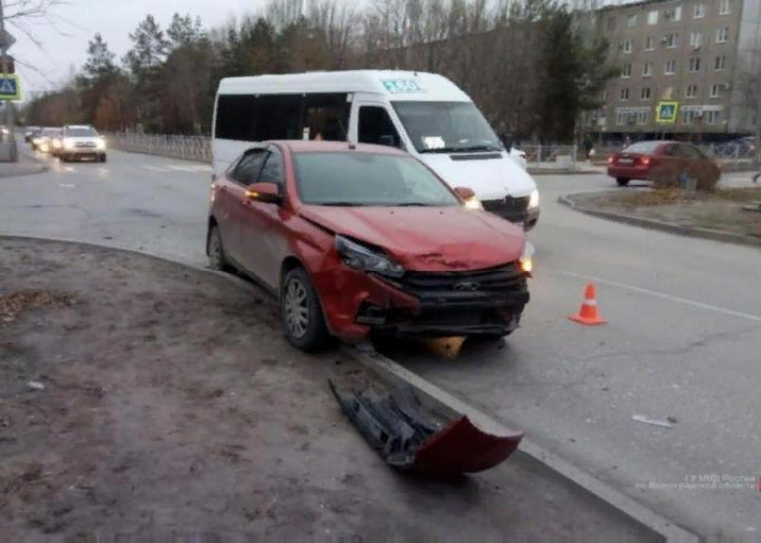 Водитель «пятнашки» попал в больницу после ДТП в Волжском