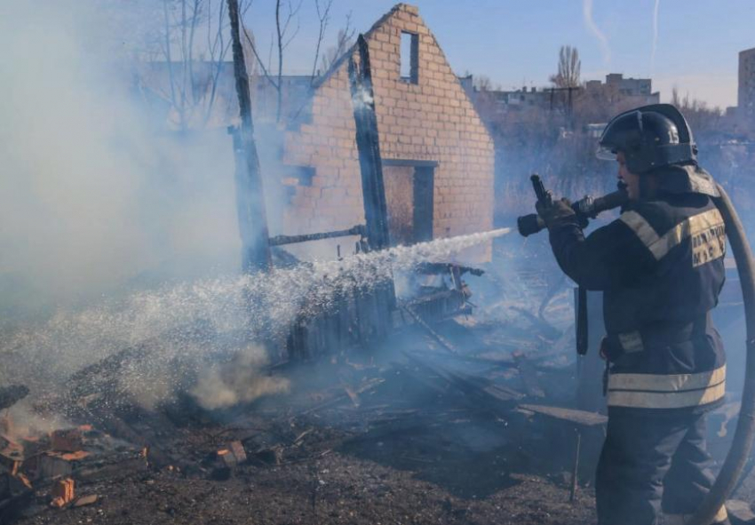 В воскресенье в дачном обществе Волжского сгорела частная собственность