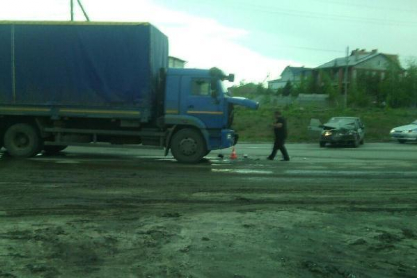 На севере Волгограда пенсионер на ВАЗ врезался в КамАЗ