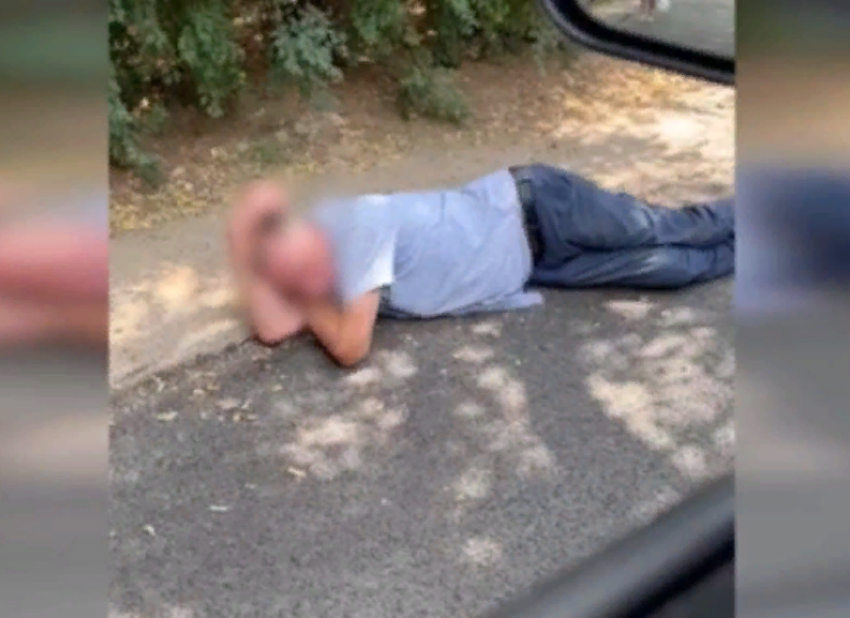 Мужчина прилег поспать на проезжей части в Волжском: видео