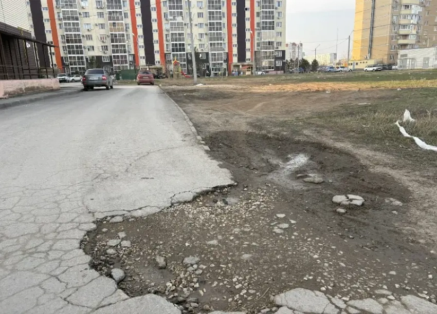 Ямы, грязь и сломанные подвески: как выглядят внутриквартальные дороги Волжского в 2026 году