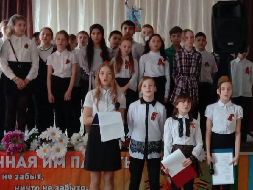 В школах Волжского прошли праздничные мероприятия