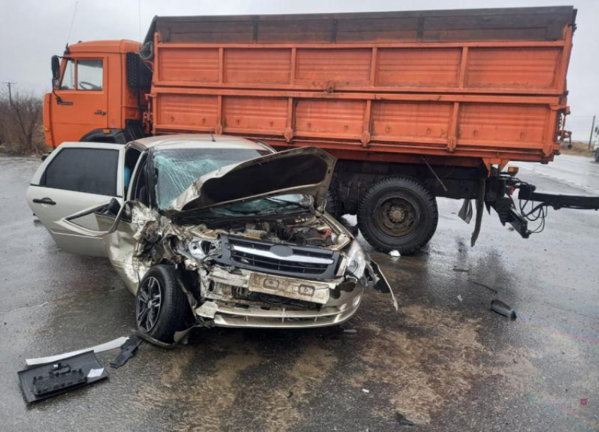 Скончался пассажир: в Волгограде «Лада» столкнулась с грузовиком