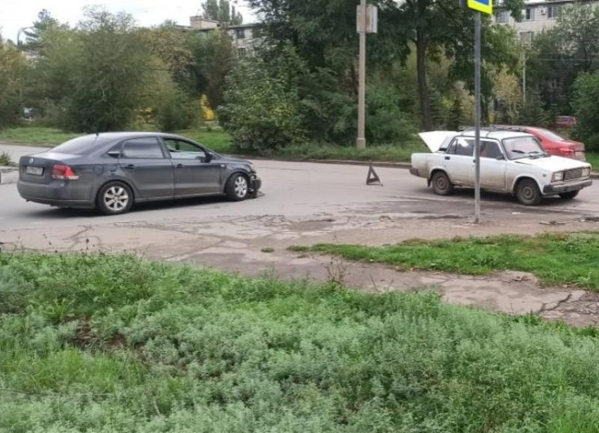 Велосипедист отлетел на капот авто: в Волжском появились подробности ДТП