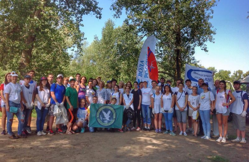 Волжане вместе с Еленой Слесаренко собрали в пойме 150 мешков мусора