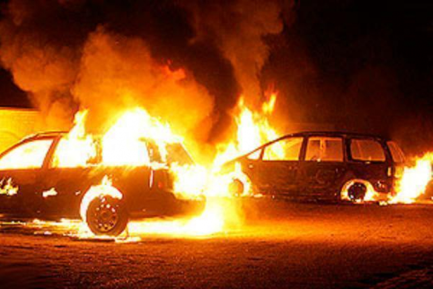 На севере Волгограда сгорели сразу два автомобиля
