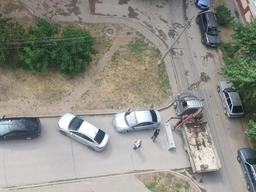 Манипуляции вокруг парковочных мест? В Волжском продолжается борьба за парковку во дворе