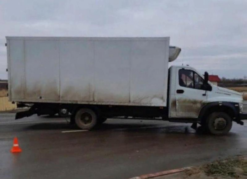 Смерть на месте: мужчина погиб под колесами грузовика в Волгоградской области