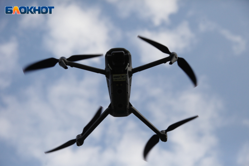 Обломки БПЛА упали на детский сад и жилой дом в Волжском