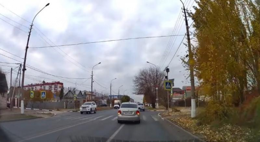 Стреляли из окна авто на дороге в Волжском: видео