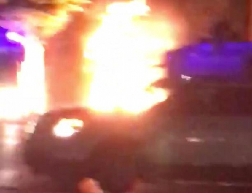 Автомобиль устроил пожар в Волжском