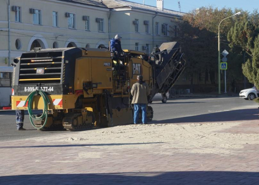 На участке проспекта Ленина в Волжском приступили к устройству выравнивающего слоя асфальта