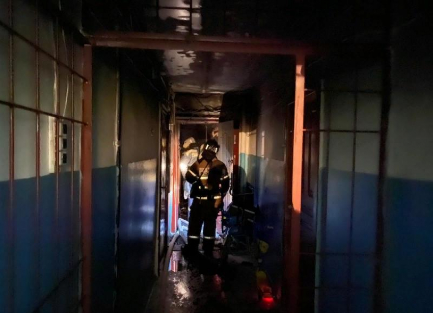 Из горящего дома в Волжском эвакуировали 60 человек