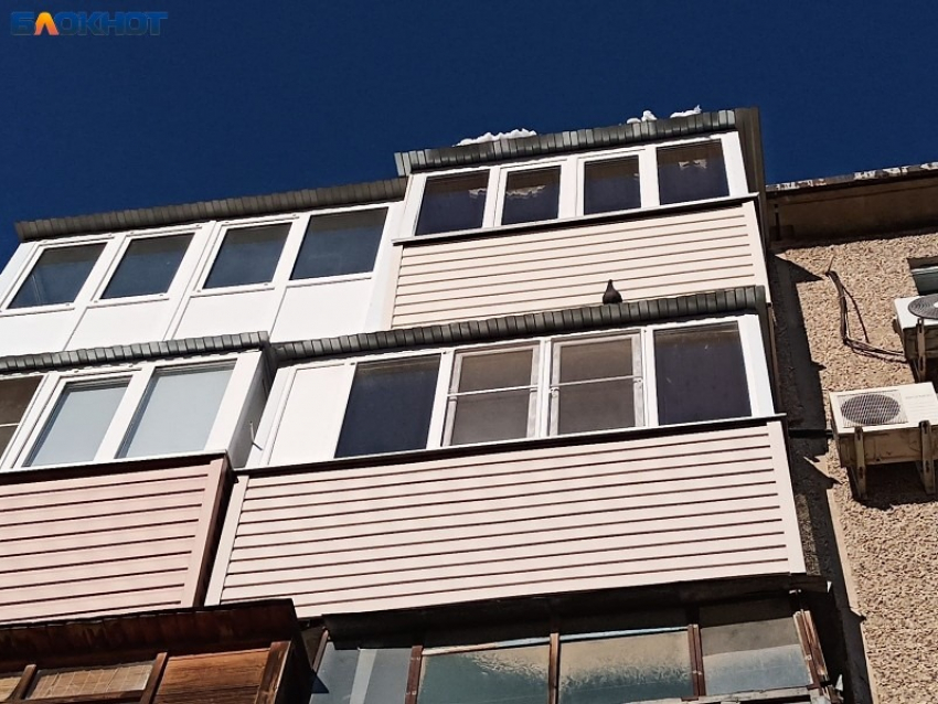 Госжилнадзор требует от УК Волжского срочно очистить крыши во избежание жертв