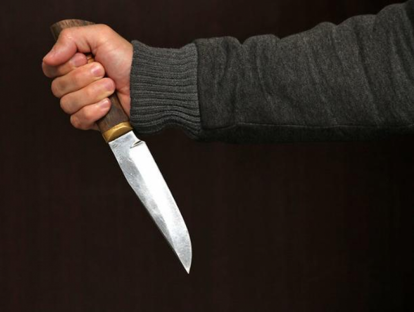 В области молодой парень напал с ножом на полицейского 