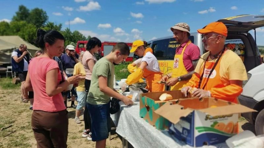 Волжские волонтеры, рискуя жизнью, кормят жителей Донбасса